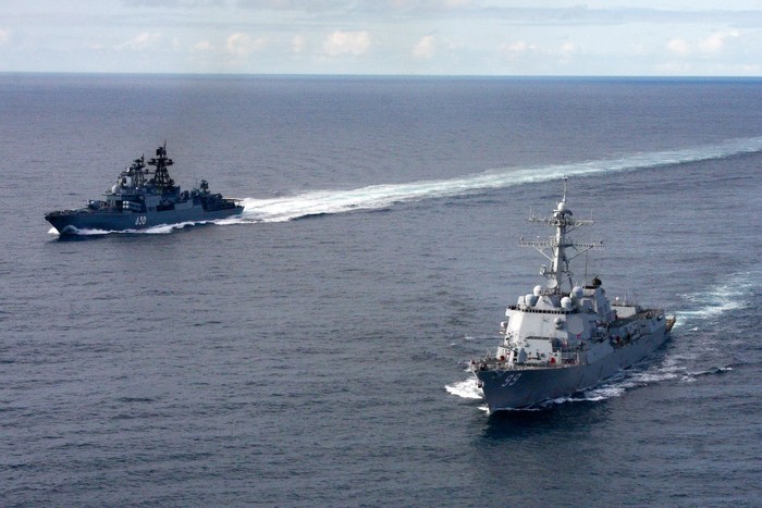 Chiến hạm 650 Admiral Chabanenko chạy song song với 1 khu trục hạm của Hải quân Mỹ